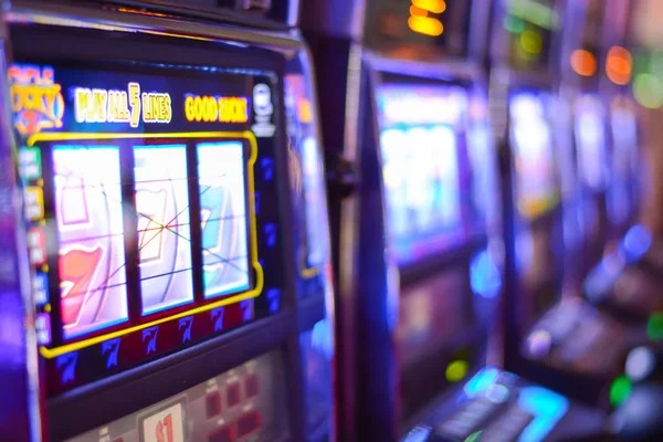 Adventures Beyond Wonderland slot screen on pewe4d with fantasy symbols
